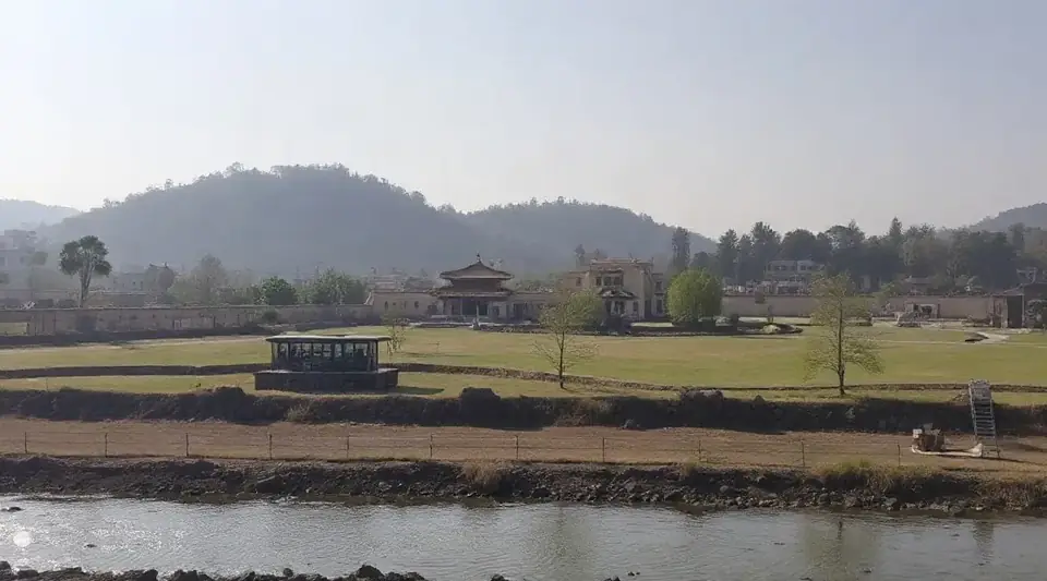 川の向こうに低い山並みと建物が見える遠景（イメージ写真）
